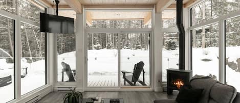 Televisión, chimenea y estéreo