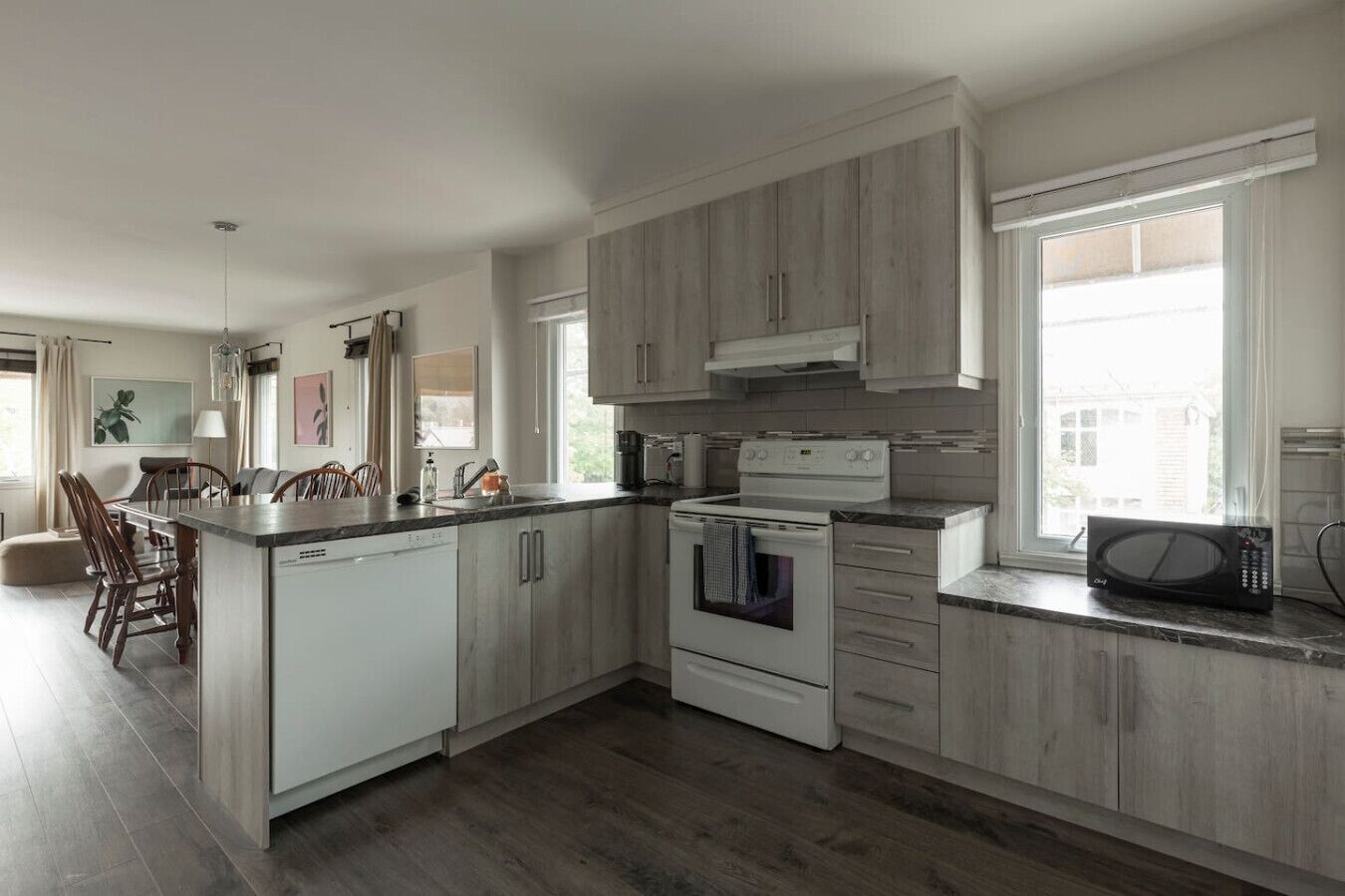 Kjøleskap, mikrobølgeovn, ovn og kokeplater