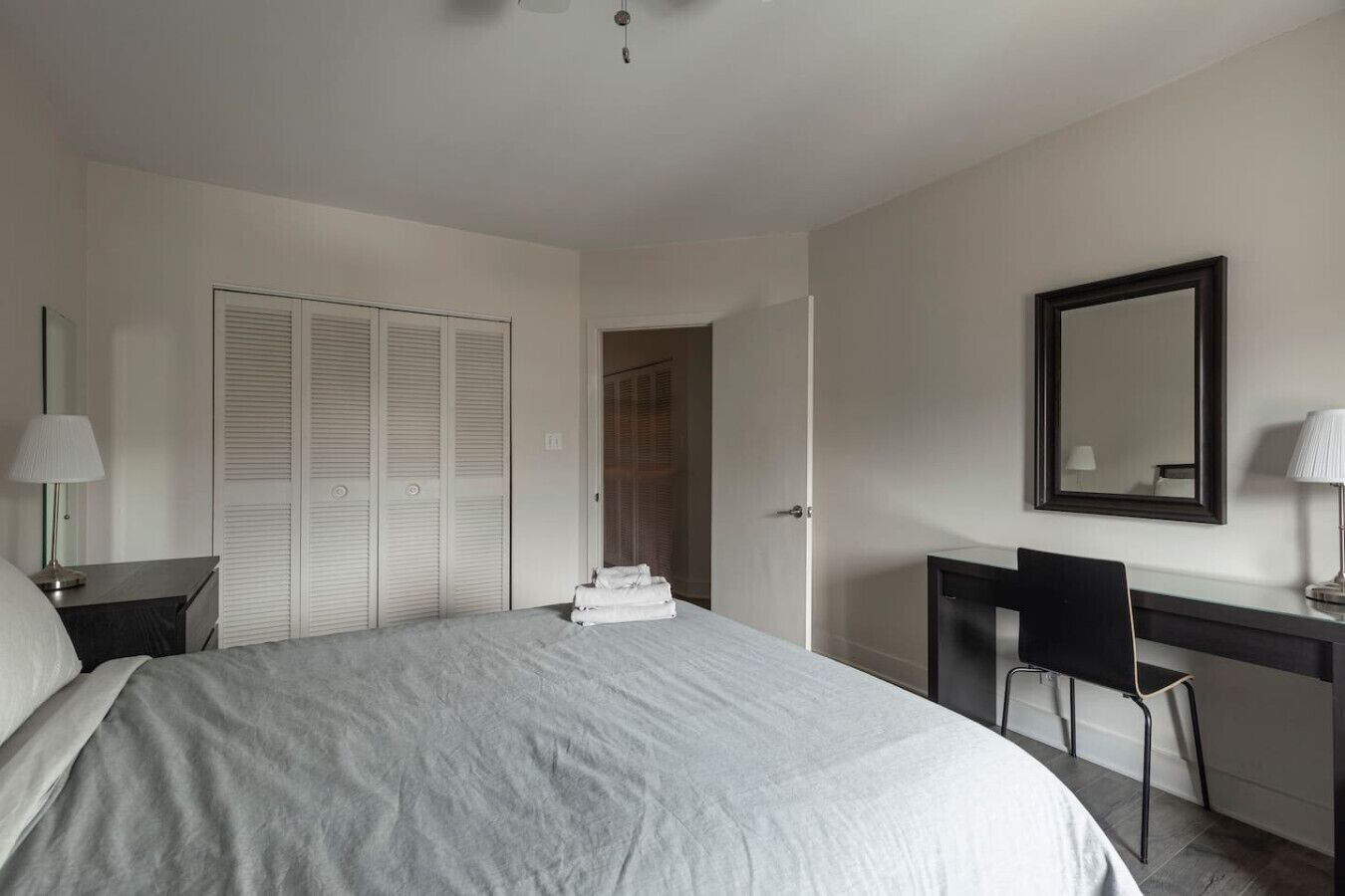 2 slaapkamers, een bureau, een strijkplank/strijkijzer, wifi