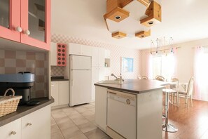 Kjøleskap, mikrobølgeovn, ovn og kokeplater