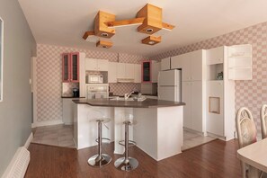 Fridge, microwave, oven, stovetop - #Le80ies | Dtown • Ice rink • Shuttle to ski (Mont-Tremblant)