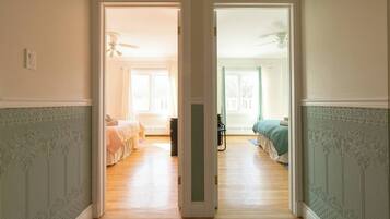 Travel cot, WiFi, bed sheets