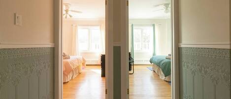 Cuna de viaje, wifi y ropa de cama