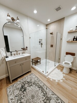 Douche, sèche-cheveux, serviettes fournies, savon
