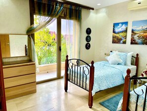 3 habitaciones, tabla de planchar con plancha, wifi y ropa de cama 