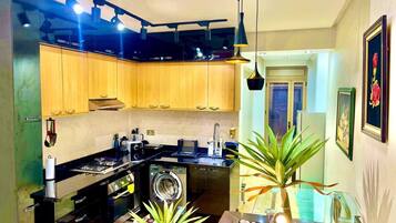 Fridge, oven, stovetop, coffee/tea maker