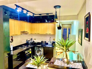 Fridge, oven, stovetop, coffee/tea maker