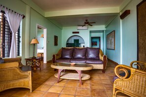 Smart TV - TBS 37 Beachside-Resort Style with Pool, 2 Bedroom (Placencia)