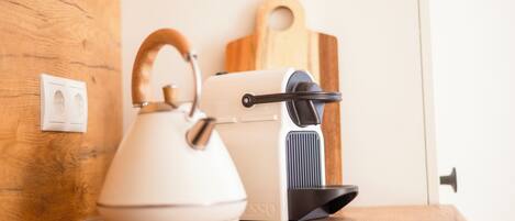 Eine Küche mit Wasserkocher und Kaffeemaschine auf einer Holzauskleidung.