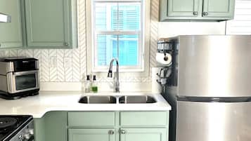 Réfrigérateur, four, plaque de cuisson, grille-pain