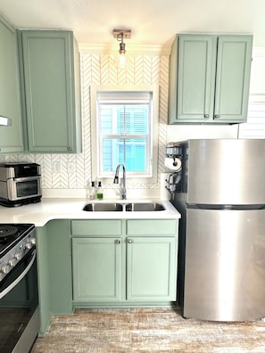 Fridge, oven, stovetop, toaster - Charming cottage with WiFi and AC in tranquil Pass Christian (Pass Christian)