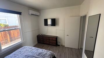 1 bedroom, desk, iron/ironing board, WiFi