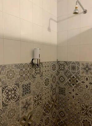 Quadruple Room | Bathroom - Garambullo Inn (Guanajuato)