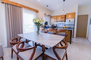 Refrigerador con freezer, microondas, placa de cocina, licuadora