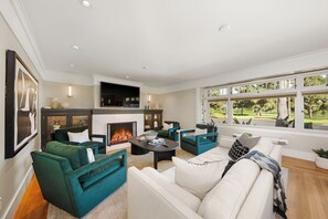 Smart TV - NEW 4 Bed, 4.5 Bath, 3 En-Suite, Across the Street From Balboa Park, Parking (San Diego)