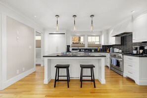 Fridge, microwave, oven, stovetop - NEW 4 Bed, 4.5 Bath, 3 En-Suite, Across the Street From Balboa Park, Parking (San Diego)