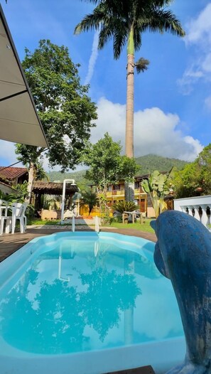 Pool med vattenfall