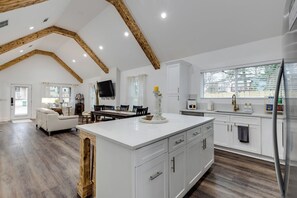 Interior - Cozy Georgia retreat. Near Atlanta's attractions! (Hapeville)