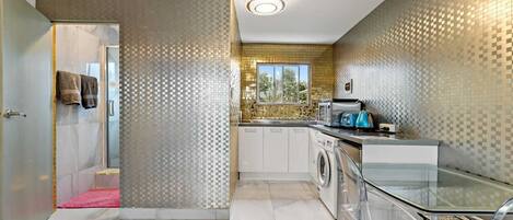 Comfort Apartment | 1 bedroom, down comforters, free WiFi, bed sheets