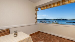 Ein Balkon mit Blick auf eine Marina und Boote.