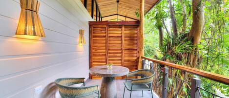 Deluxe-Dreibettzimmer, Gartenblick | Wohnbereich