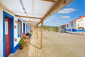 Outdoor dining - Holiday Home 'Zé Maria' with Mountain View, Wi-Fi and Air Conditioning (Odemira)