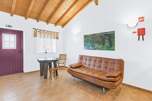 TV - Holiday Home 'Zé Maria' with Mountain View, Wi-Fi and Air Conditioning (Odemira)