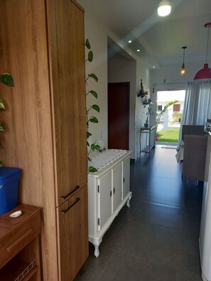 Family House, Kitchen, Garden View | Private kitchen | Fridge, microwave, oven, stovetop - Casa Harmonia do Litoral - Florianopolis (Florianópolis)