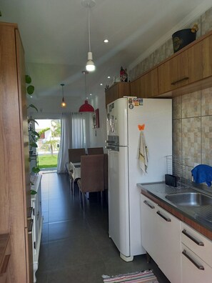 Familie huis, keuken, uitzicht op tuin | Privékeuken | Een koelkast, een magnetron, een oven, een kookplaat