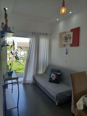 Family House, Kitchen, Garden View | Living area | 40-inch Smart TV with digital channels, Netflix, streaming services - Casa Harmonia do Litoral - Florianopolis (Florianópolis)