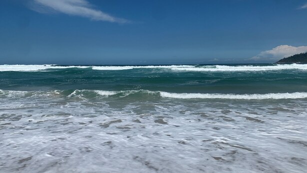 A beach with waves crashing onto the shore. - Casa Harmonia do Litoral - Florianopolis (Florianópolis)