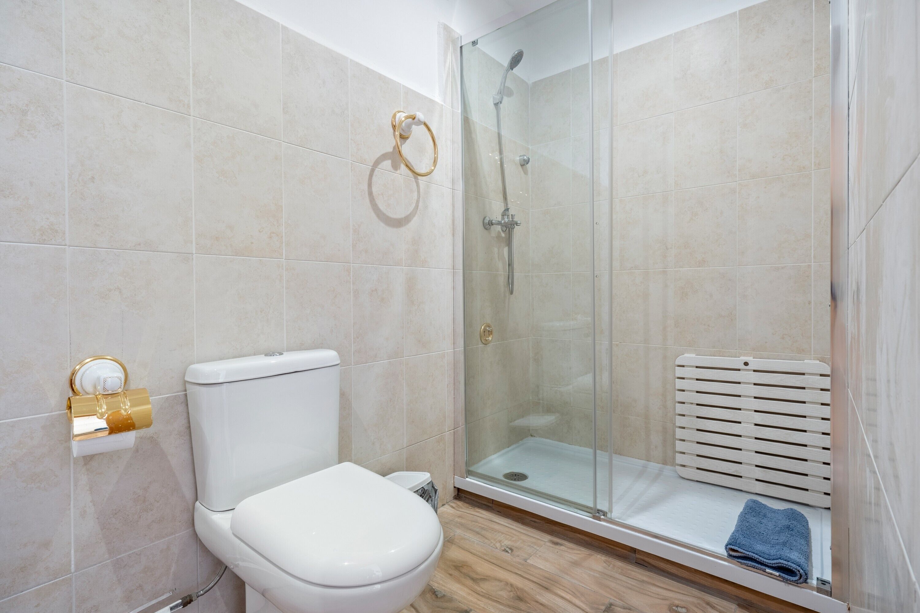 Shower, towels