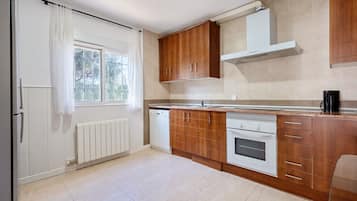 Een koelkast, een magnetron, een oven, een kookplaat