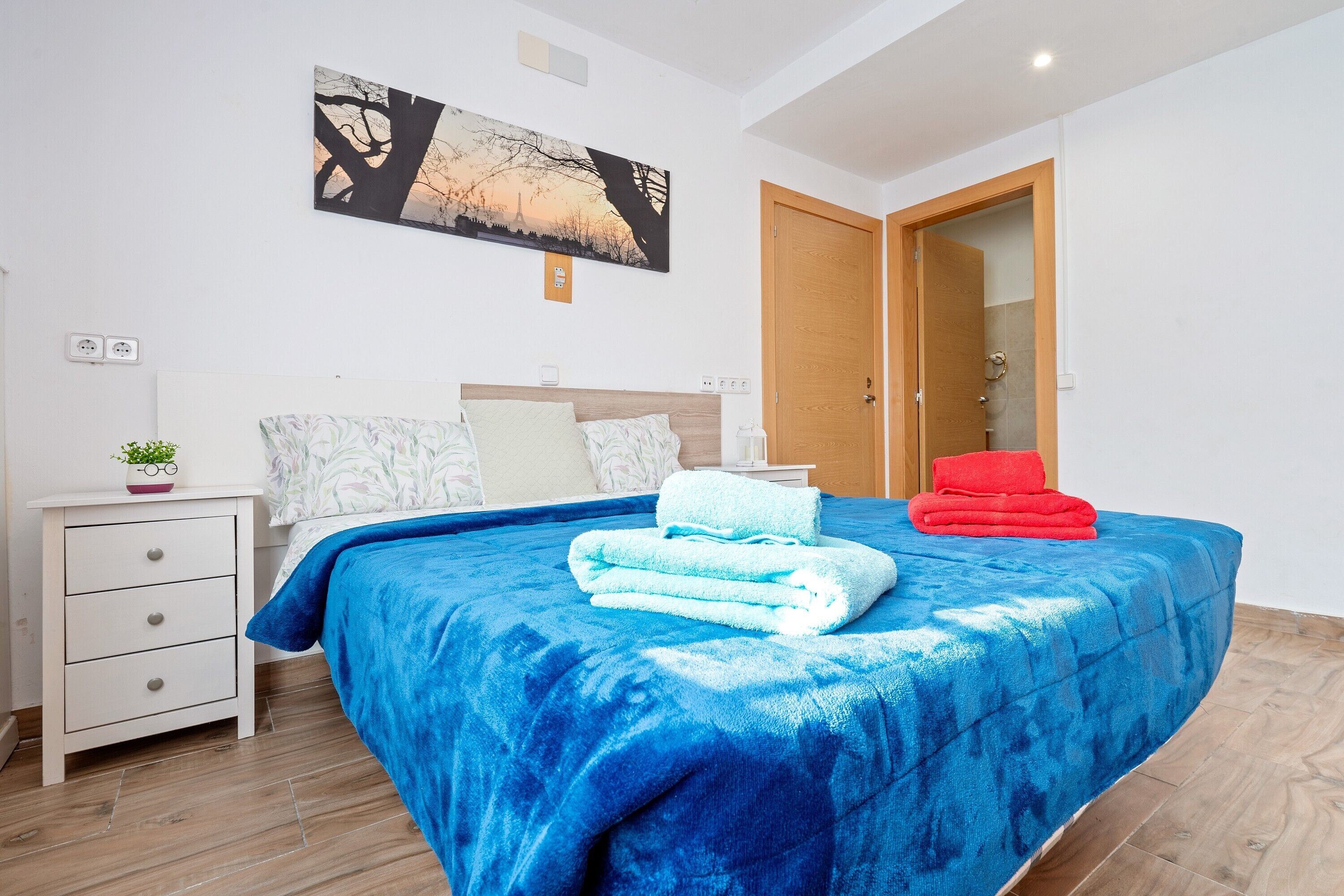 4 slaapkamers, een strijkplank/strijkijzer, gratis wifi, beddengoed