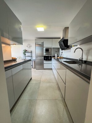 ثلاجة، ميكروويف، فرن، موقد طهي مسطح