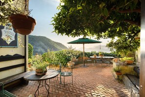 Outdoor dining - Agriturismo 'Quadruple Room with Garden View' with Mountain View and Air Conditioning (Fisciano)