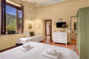 1 bedroom, iron/ironing board, free WiFi, bed sheets - Agriturismo 'Quadruple Room with Garden View' with Mountain View and Air Conditioning (Fisciano)