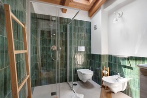 Douche, sĂšche-cheveux, serviettes fournies