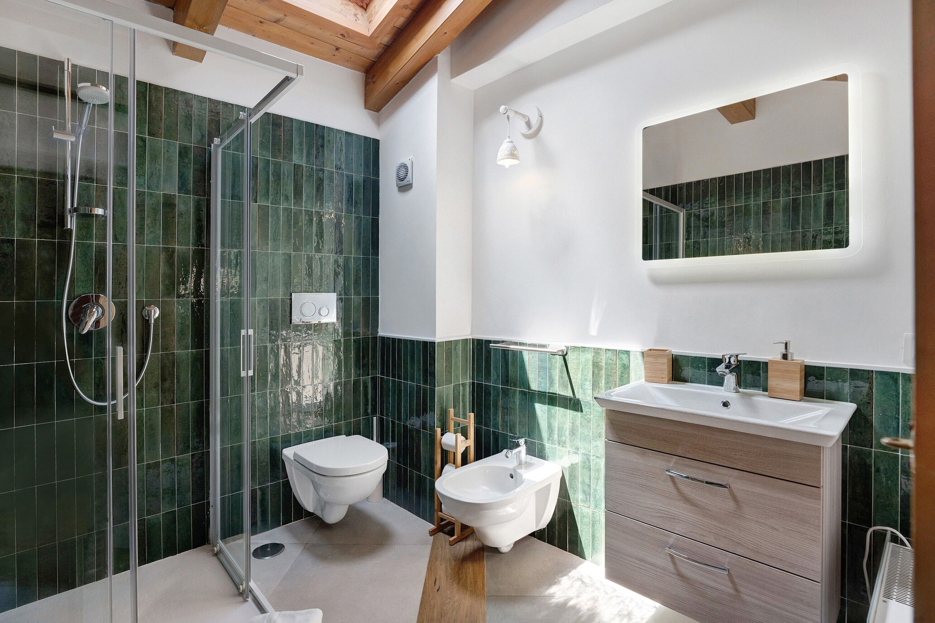 Ducha, secador de pelo, toallas