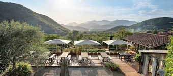 Agriturismo 'Double Room with Garden' with Mountain View, Shared Pool and Wi-Fi