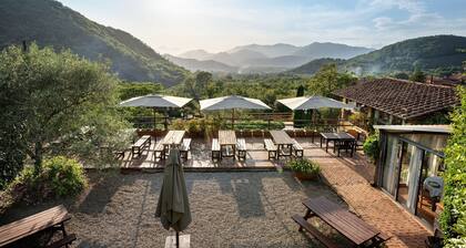 Agriturismo 'Double Room with Garden' with Mountain View, Shared Pool and Wi-Fi