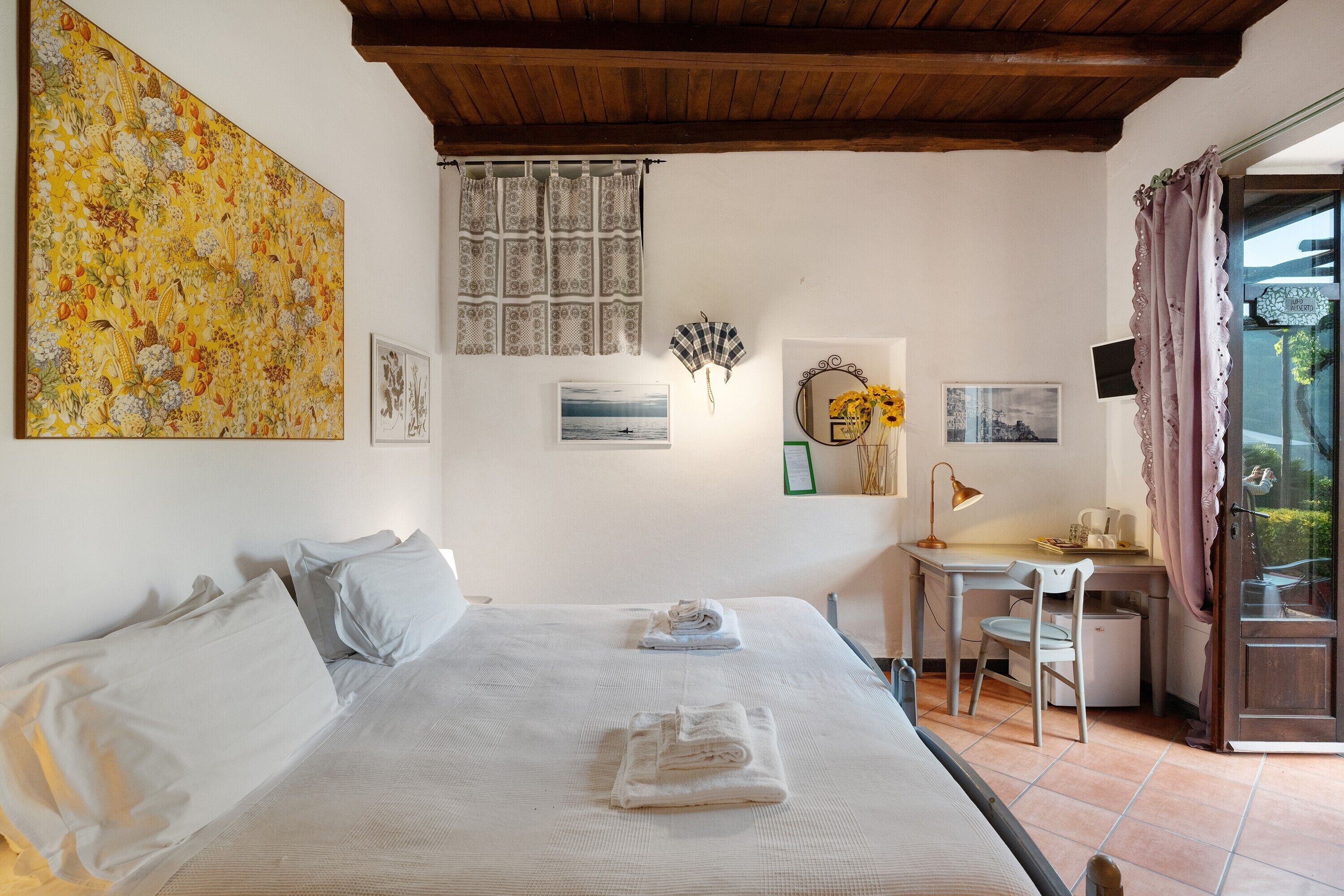 1 habitación, tabla de planchar con plancha, wifi gratis y ropa de cama 