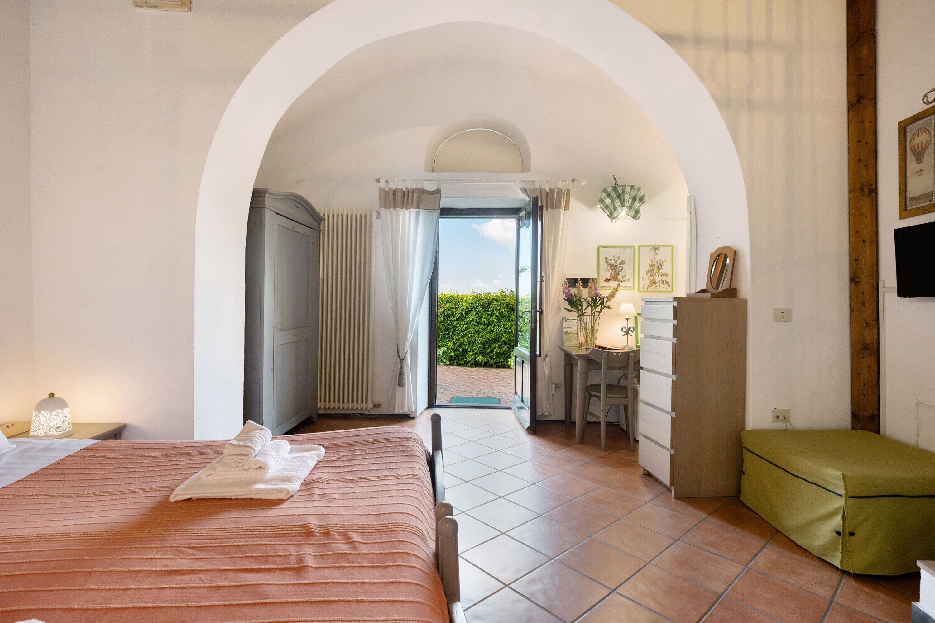 1 habitación, tabla de planchar con plancha, wifi gratis y ropa de cama 