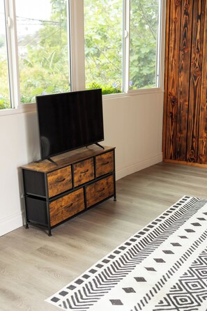 Interior - Charming bungalow with WiFi and AC in beautiful Silver Lake! (Los Angeles)