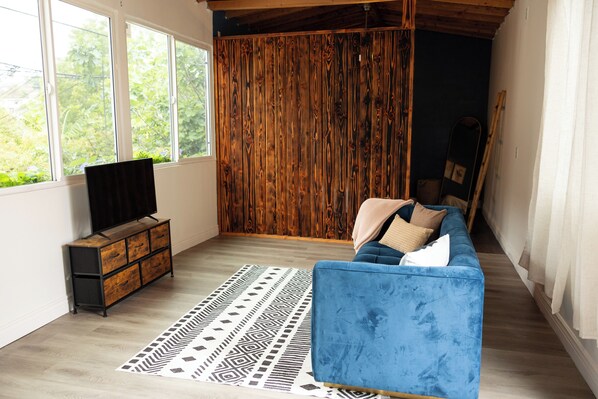 Living area - Charming bungalow with WiFi and AC in beautiful Silver Lake! (Los Angeles)