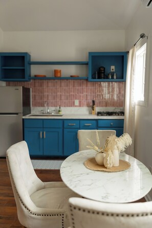 Private kitchen - Charming bungalow with WiFi and AC in beautiful Silver Lake! (Los Angeles)