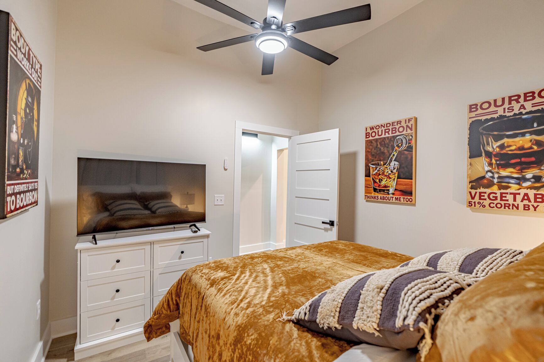 3 habitaciones, tabla de planchar con plancha, wifi y ropa de cama 