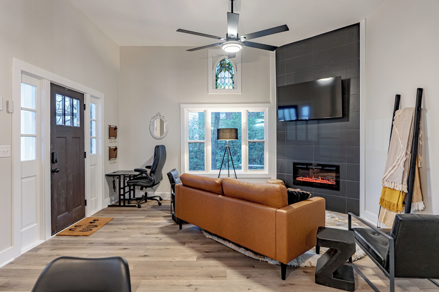 Smart TV, fireplace