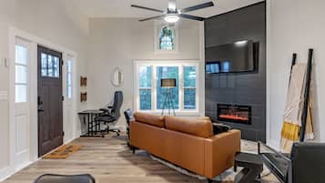 Smart TV, fireplace