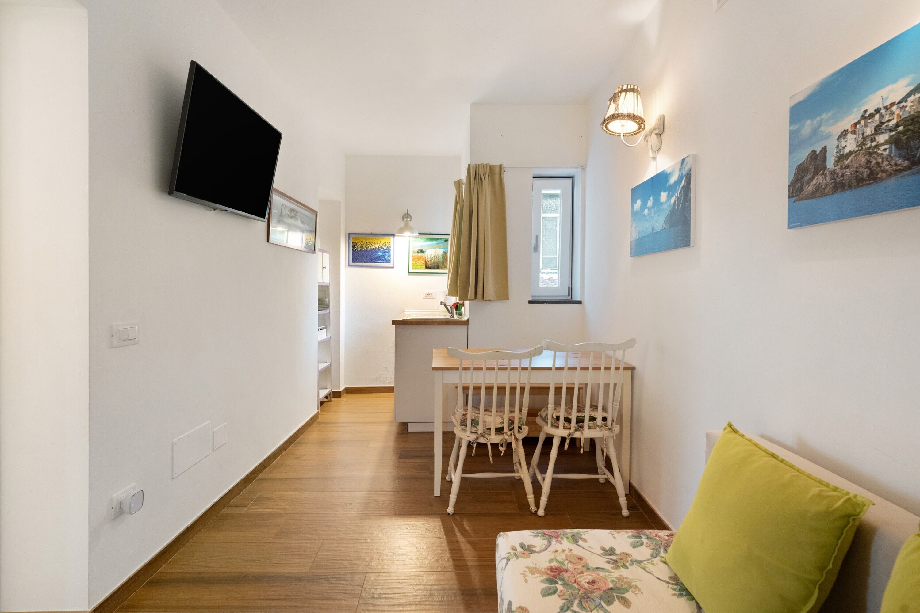 Tv och ett bordtennisbord